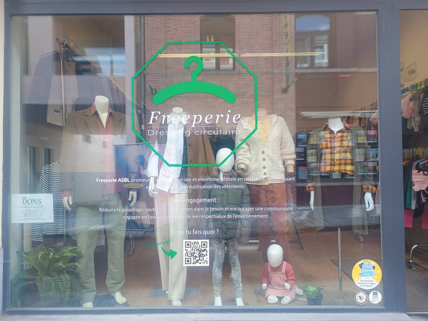 Vitrine de Freeperie ASBL à Braine-l'Alleud avec la présentation de la mission de l'association